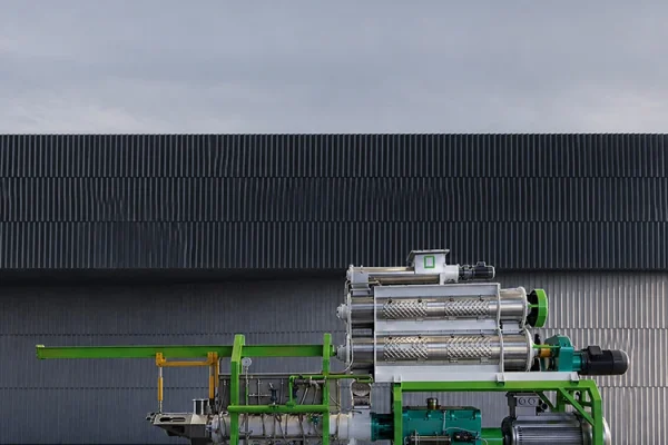 Twin screw extruder machine for producing floating fish feed and pet food pellets in aquaculture plant